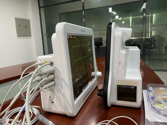 병원 침대에 있는 ICU 심장 모니터